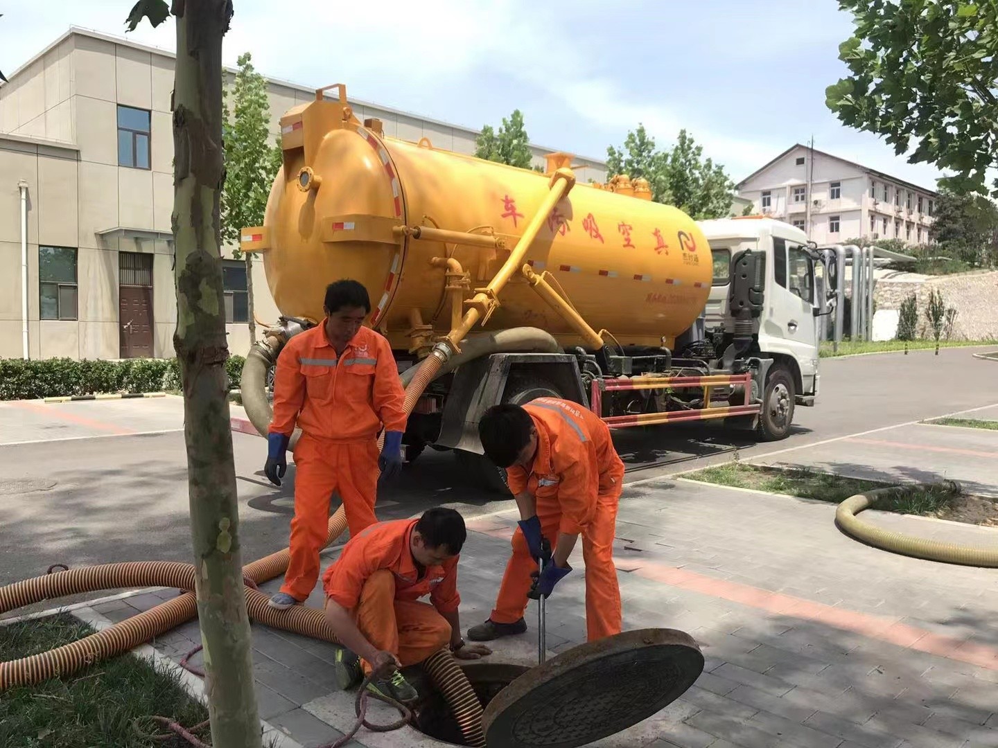 江达管道疏通车停在窨井附近