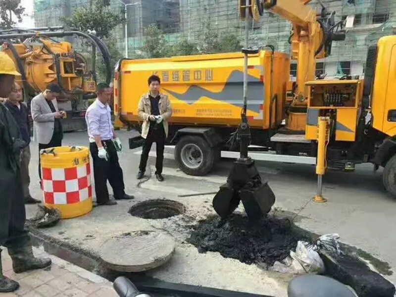 江达街道：网格员化身“清道夫”，为民解忧疏通“堵心”化粪池