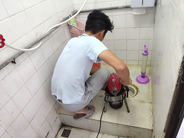江达肥皂掉到马桶里把马桶堵住了怎么办？马桶堵住了怎么办
