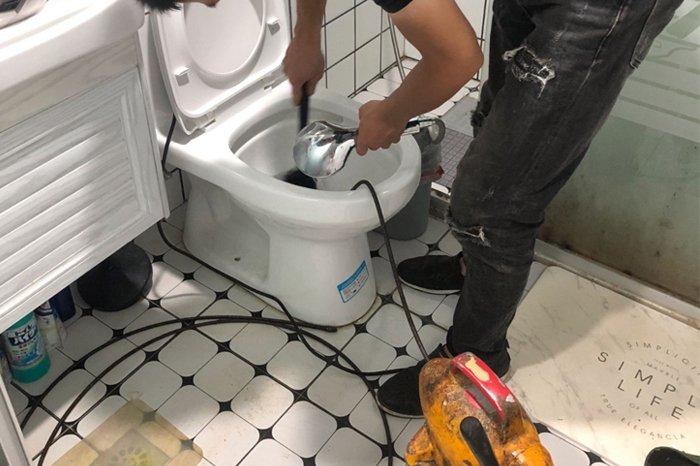 江达马桶堵塞自己疏通还是找师傅？专业上门服务让你省时更省心